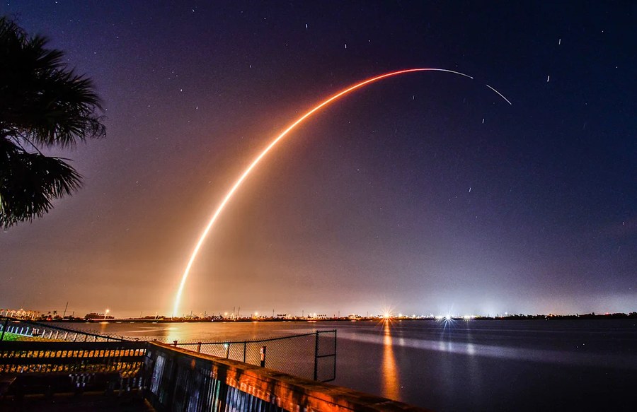 星链火箭从卡纳维拉尔角发射点亮周二清晨天空