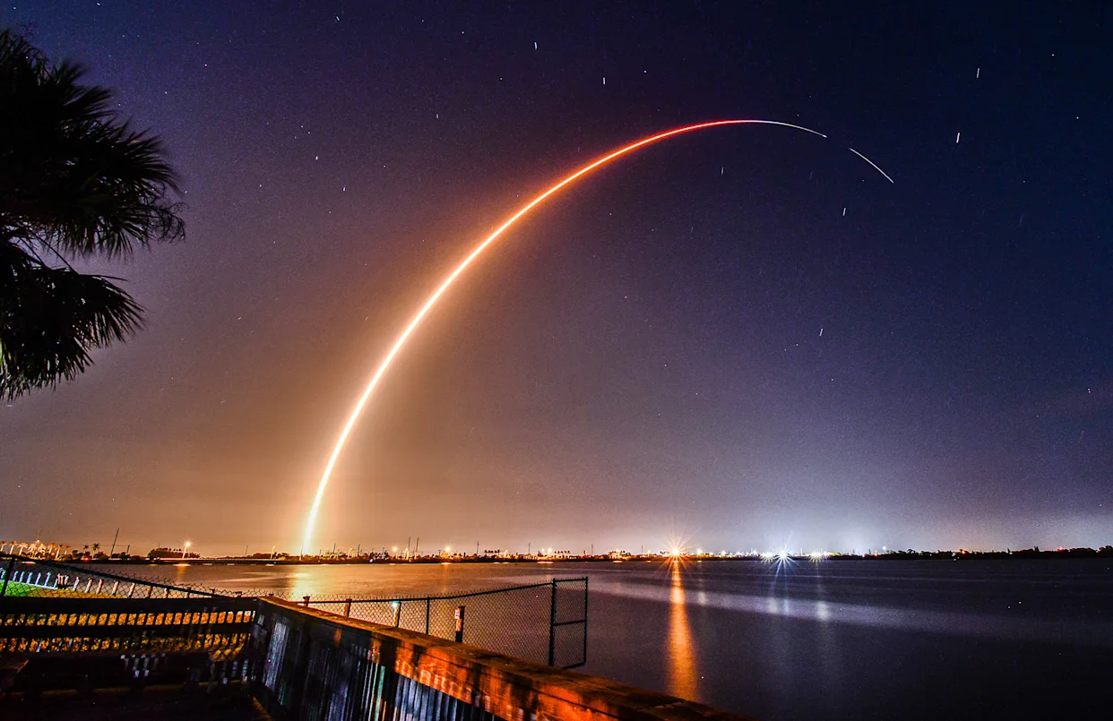 星链火箭从卡纳维拉尔角发射点亮周二清晨天空(图1)
