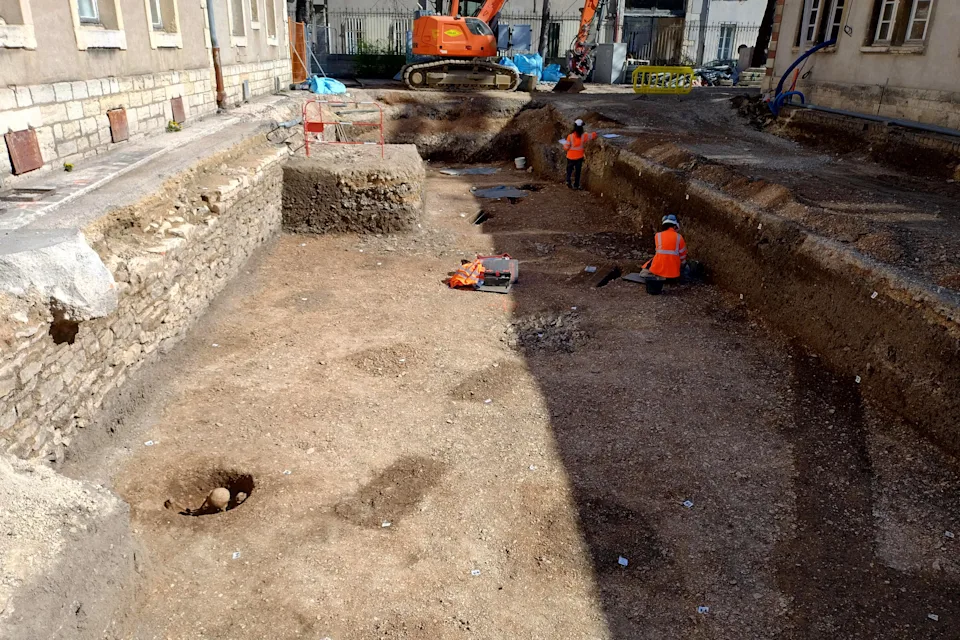 孩子们在游乐场旁发现神秘古代骨架(图2)