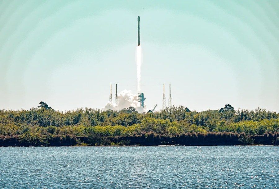 美国佛罗里达州卡纳维拉尔角太阳照射下的星链卫星发射照片