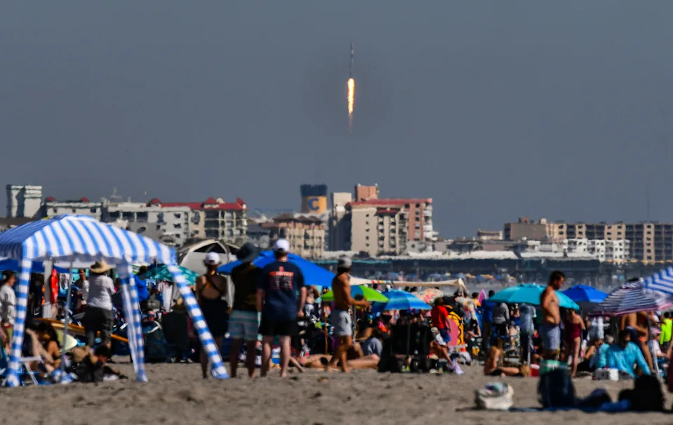 美国佛罗里达州卡纳维拉尔角太阳照射下的星链卫星发射照片(图2)