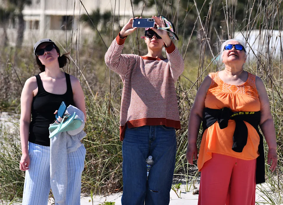 美国佛罗里达州卡纳维拉尔角太阳照射下的星链卫星发射照片(图11)