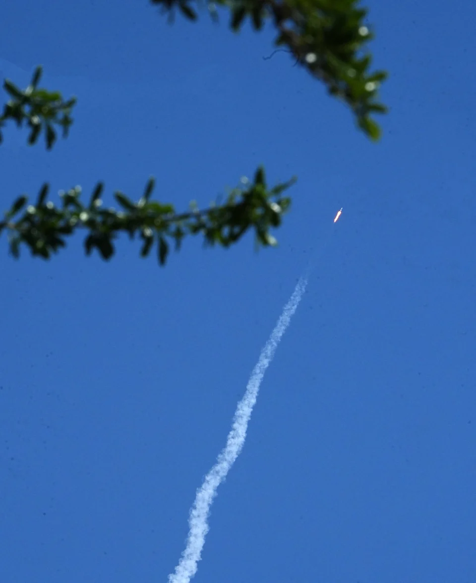 美国佛罗里达州卡纳维拉尔角太阳照射下的星链卫星发射照片(图9)