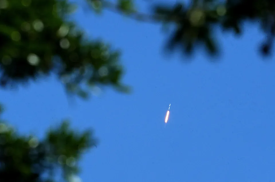 美国佛罗里达州卡纳维拉尔角太阳照射下的星链卫星发射照片(图3)