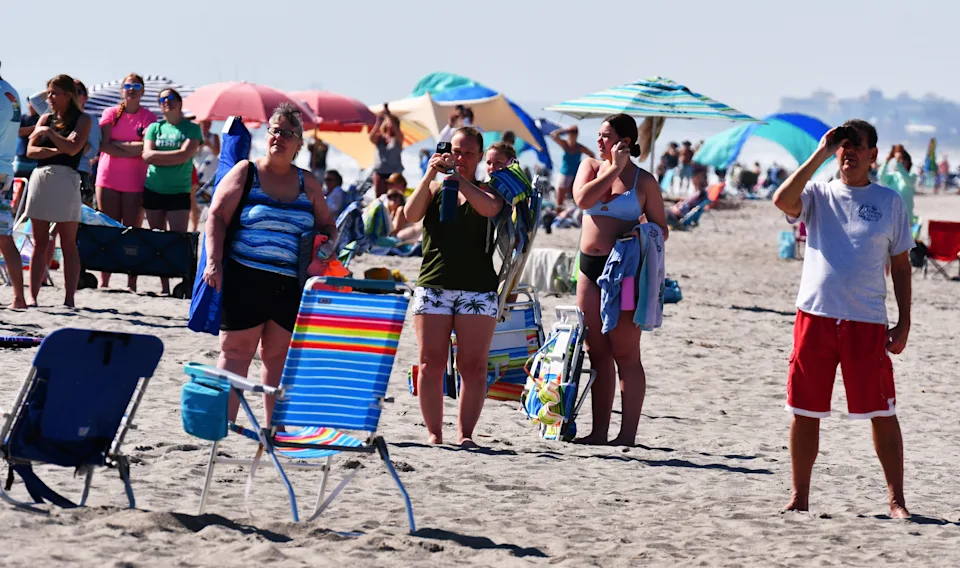 美国佛罗里达州卡纳维拉尔角太阳照射下的星链卫星发射照片(图8)