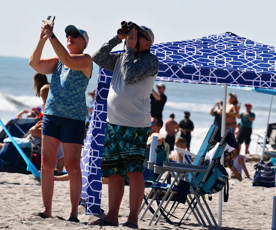 美国佛罗里达州卡纳维拉尔角太阳照射下的星链卫星发射照片(图10)