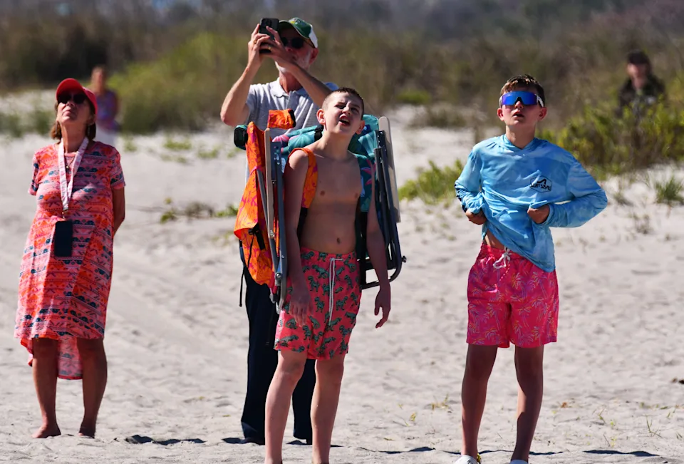 美国佛罗里达州卡纳维拉尔角太阳照射下的星链卫星发射照片(图4)