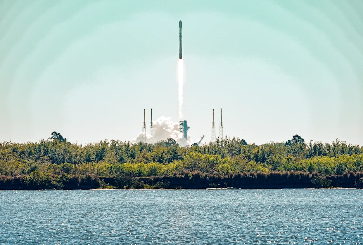 美国佛罗里达州卡纳维拉尔角太阳照射下的星链卫星发射照片(图1)