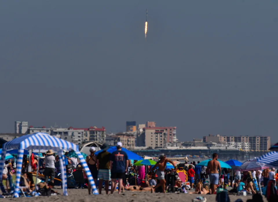 美国佛罗里达州卡纳维拉尔角太阳照射下的星链卫星发射照片(图5)