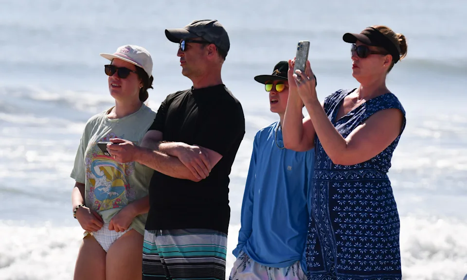 美国佛罗里达州卡纳维拉尔角太阳照射下的星链卫星发射照片(图7)