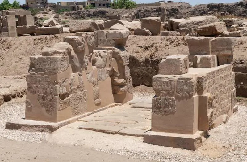 卢克索神庙附近发现罗马皇帝石碑和埃及神祇雕像(图2)