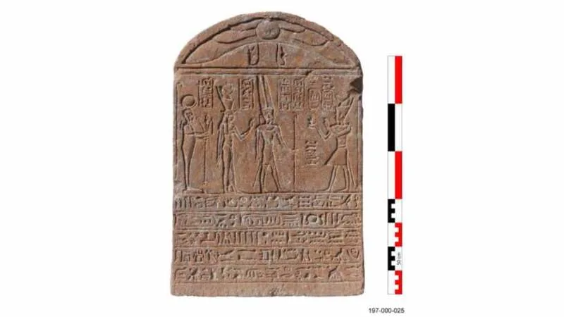 卢克索神庙附近发现罗马皇帝石碑和埃及神祇雕像(图1)