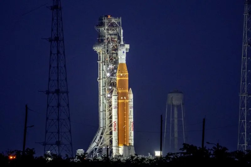 阿瑞斯二号准备发射载人月球任务