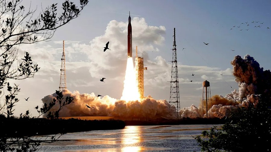 NASA发射阿波罗二号开启月球新篇章