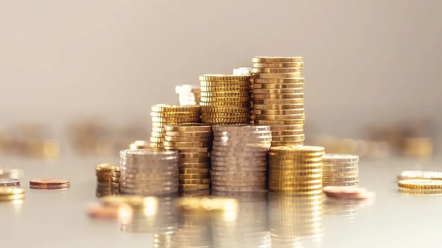 两名徒步者在森林发现铝罐打开后获33万美元黄金宝藏