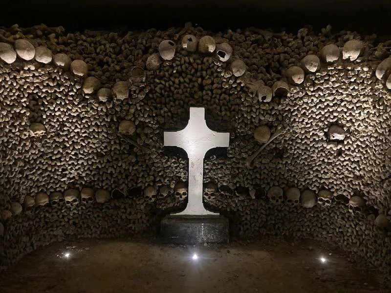 巴黎重新开放世界闻名的墓穴(图1)