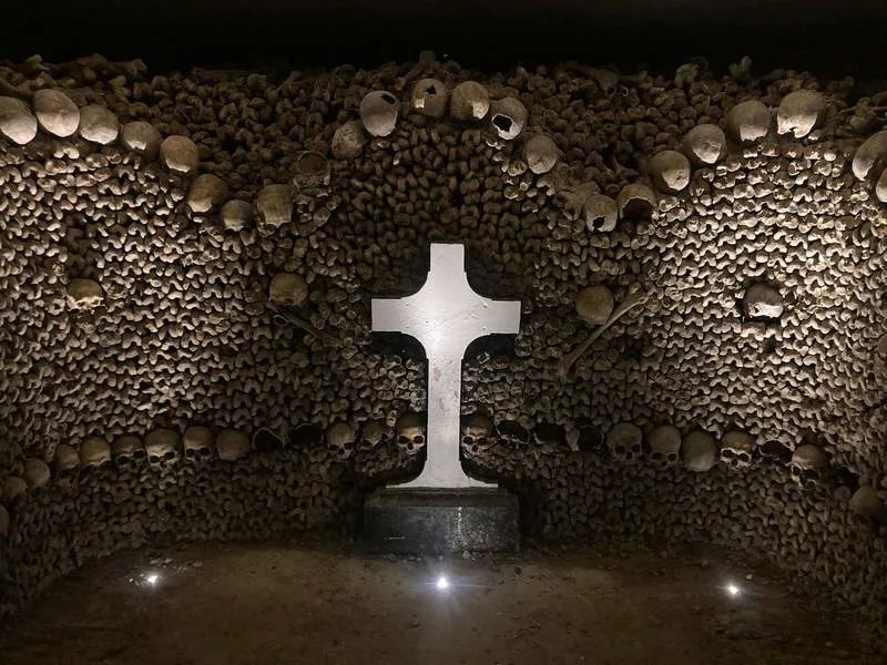 巴黎重新开放世界闻名的墓穴