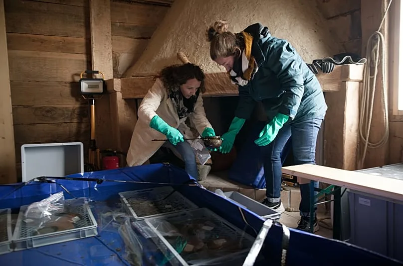 考古学家在瑞士湖中发现1000件罗马时期文物(图7)