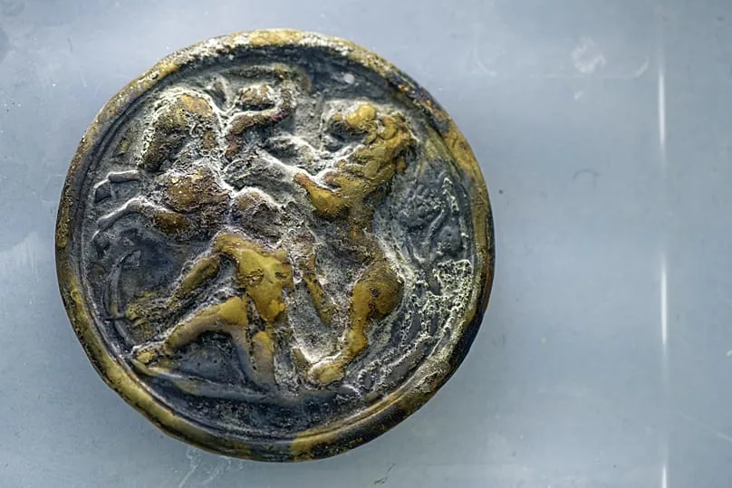 考古学家在瑞士湖中发现1000件罗马时期文物(图4)