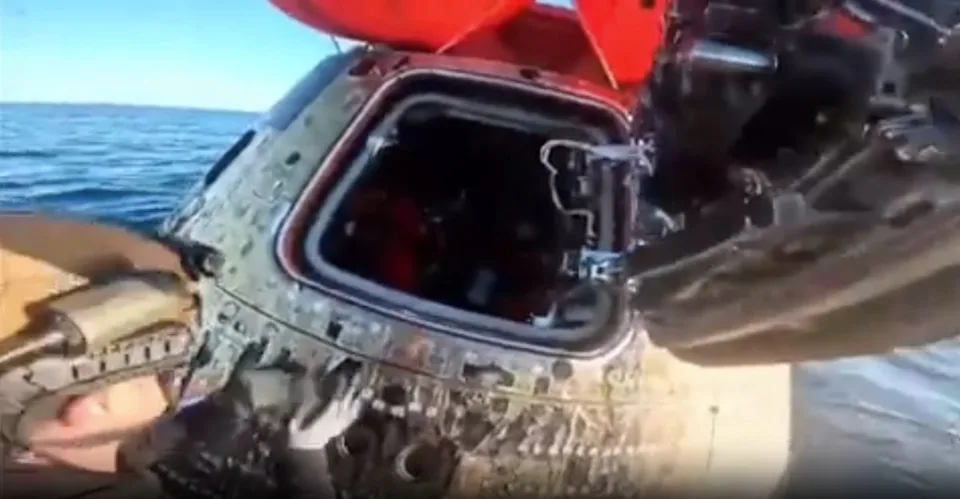 海军官兵与阿波罗二号宇航员安全返月后庆祝(图2)