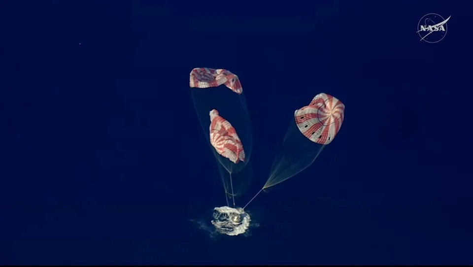 海军官兵与阿波罗二号宇航员安全返月后庆祝(图4)