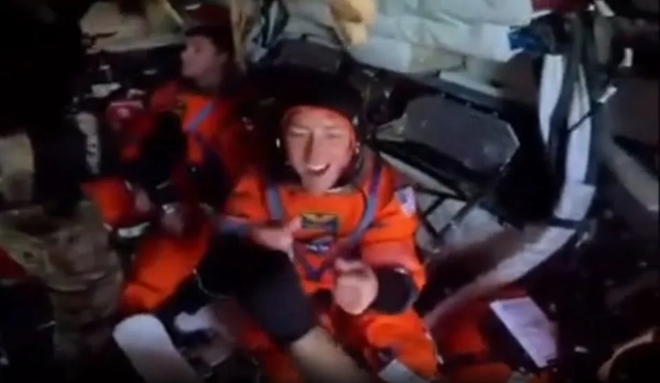 海军官兵与阿波罗二号宇航员安全返月后庆祝(图3)