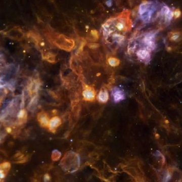 三角形星系呈现迷幻色彩