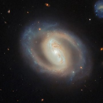 哈勃拍摄到距地球3.8亿光年的梦幻星系照片