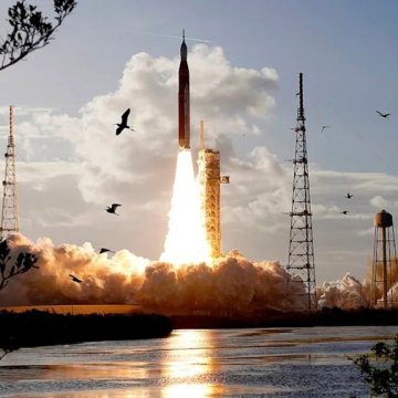 NASA发射阿波罗二号开启月球新篇章