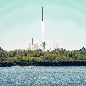 美国佛罗里达州卡纳维拉尔角太阳照射下的星链卫星发射照片