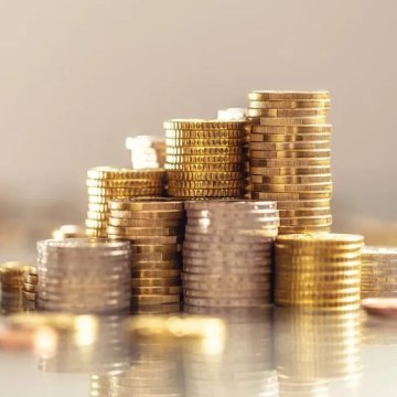两名徒步者在森林发现铝罐打开后获33万美元黄金宝藏