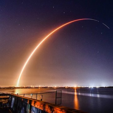 星链火箭从卡纳维拉尔角发射点亮周二清晨天空